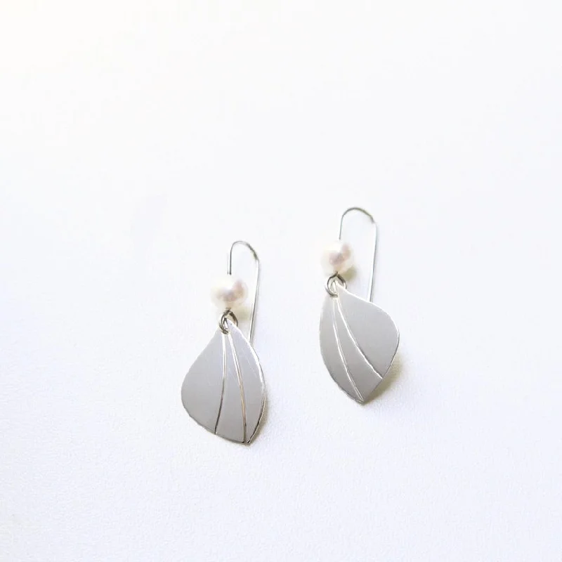 Stylish Gemstone Earrings For Vibrant Fashion-Leaf Drop With Pearl Earrings